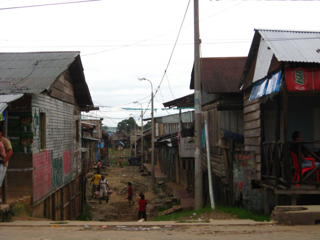 Iquitos. Barrio por la Avenida La Marina., Nanay.