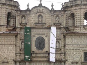 Iglesia de Cajamarca con banderolas "El Agua es vida, no a Conga"